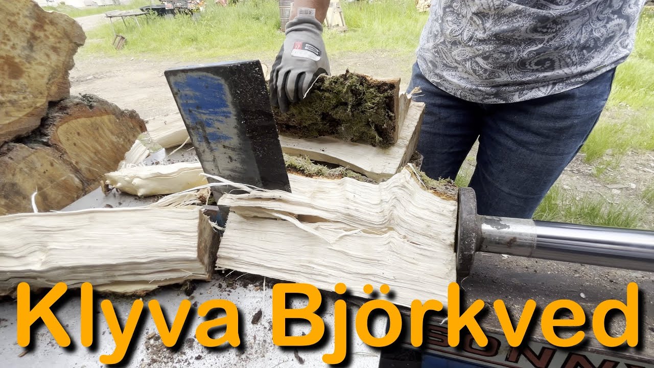 Klyva Bj&ouml;rkved (vedklyvning vid s&aring;gverket)