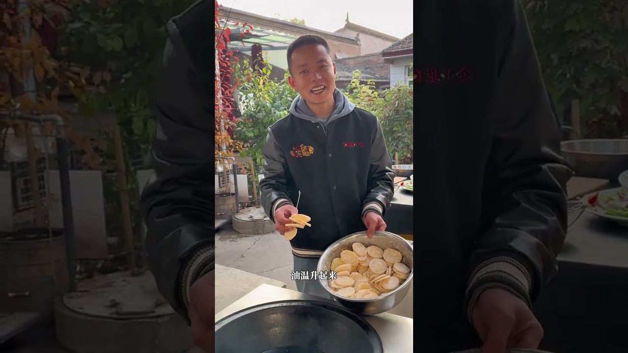 如何在家做出比饭店更好吃的干锅土豆片 干锅土豆片，是最普通的家常菜，却有最浓的烟火气——热乎、香辣、实在。简单又下饭 #定西土豆#优质农产品 #好食材才能做出好味道 #幸福味道家常菜