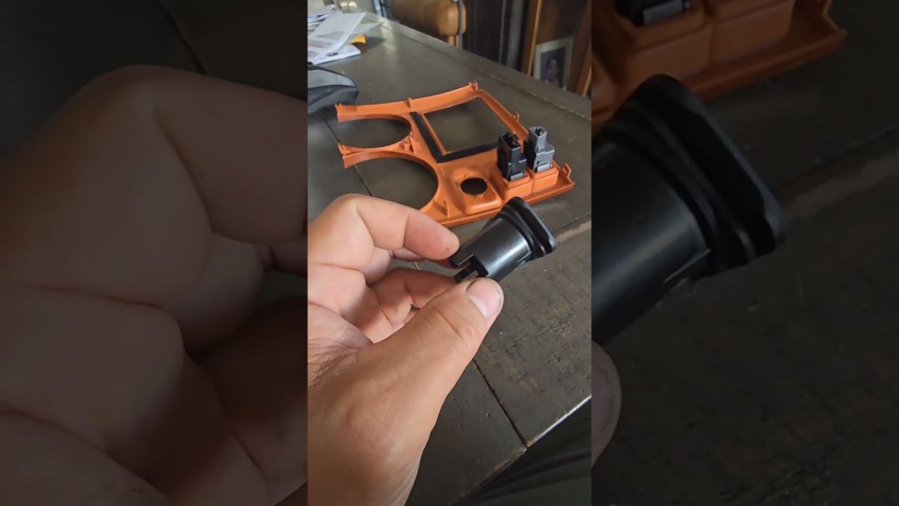 2008 Toyota Highlander 12 volt cigarette lighter socket removal and replacement (Center console)