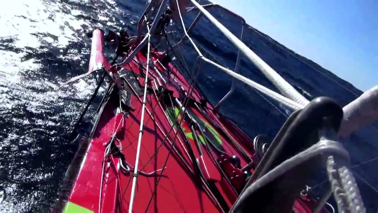 Daily highlights of Vend&eacute;e Globe 2012 - Day 3 : Kito de Pavant's Groupe Bel hit a fishing boat