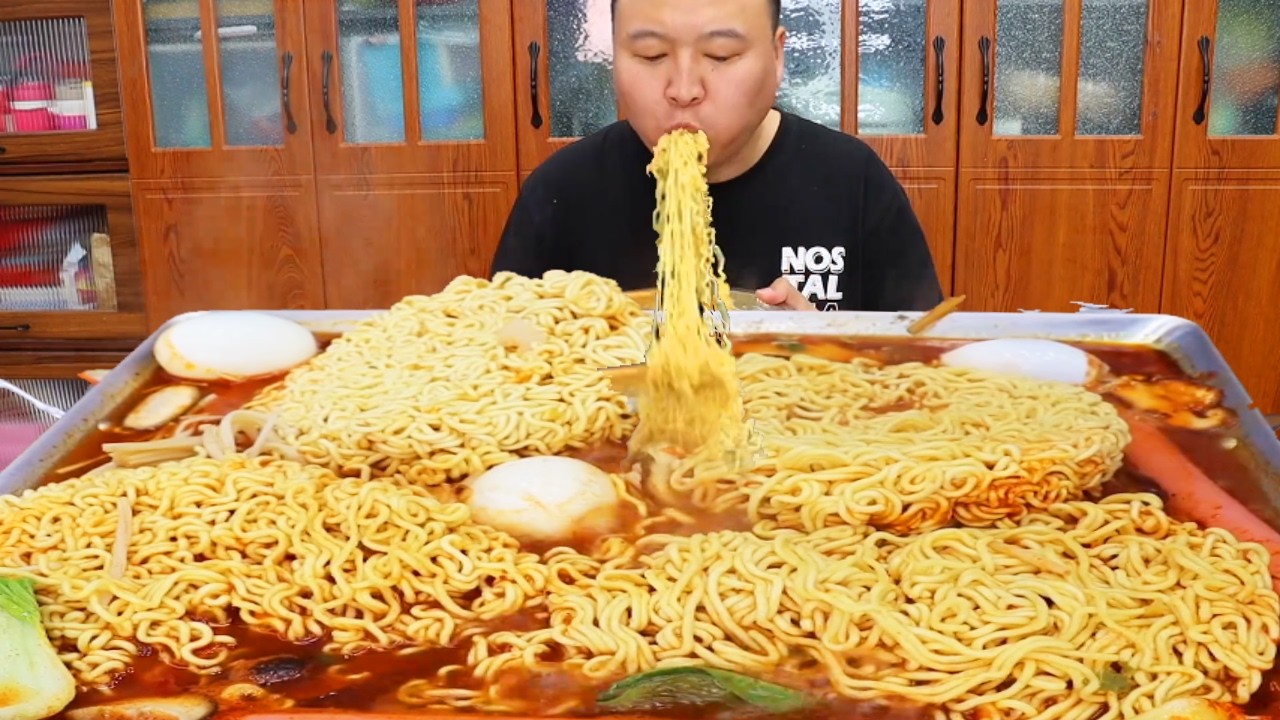 简简单单煮包泡面，嗦面喝汤超满足，吃完浑身超舒坦【cram阿强】