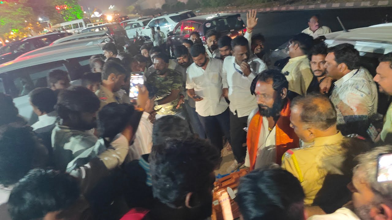मोहोळमध्ये EVM पिटीत फेकल्याचा धक्कादायक प्रकार; स्वराज हॉटेलजवळ सापडली मशीन, सोलापूर जिल्ह्यात खळबळ