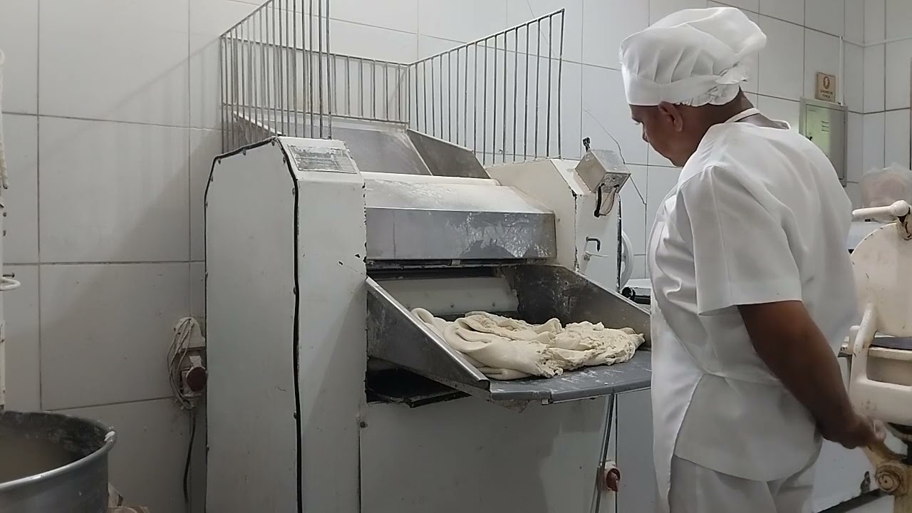 Cilindrada a massa do pão francês