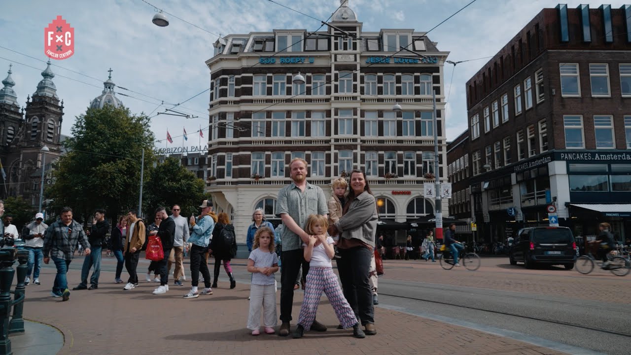 TOBIAS (31) WOONT MET ZIJN GEZIN OP DE PRINSHENDRIKKADE ONDER DE BLAUWE LETTERS | FANCLUB CENTRUM