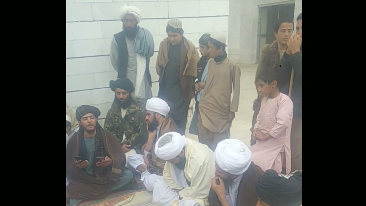 (يوه په زړه پورې انقلابي ترانه شېر يي کړي)د جلسی دمراسمووروسته په ګډون د شيوخو عظامو.  هلمند لښکرګاه