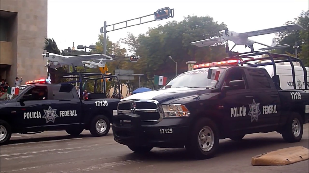 Policía Federal y Marina en desfile