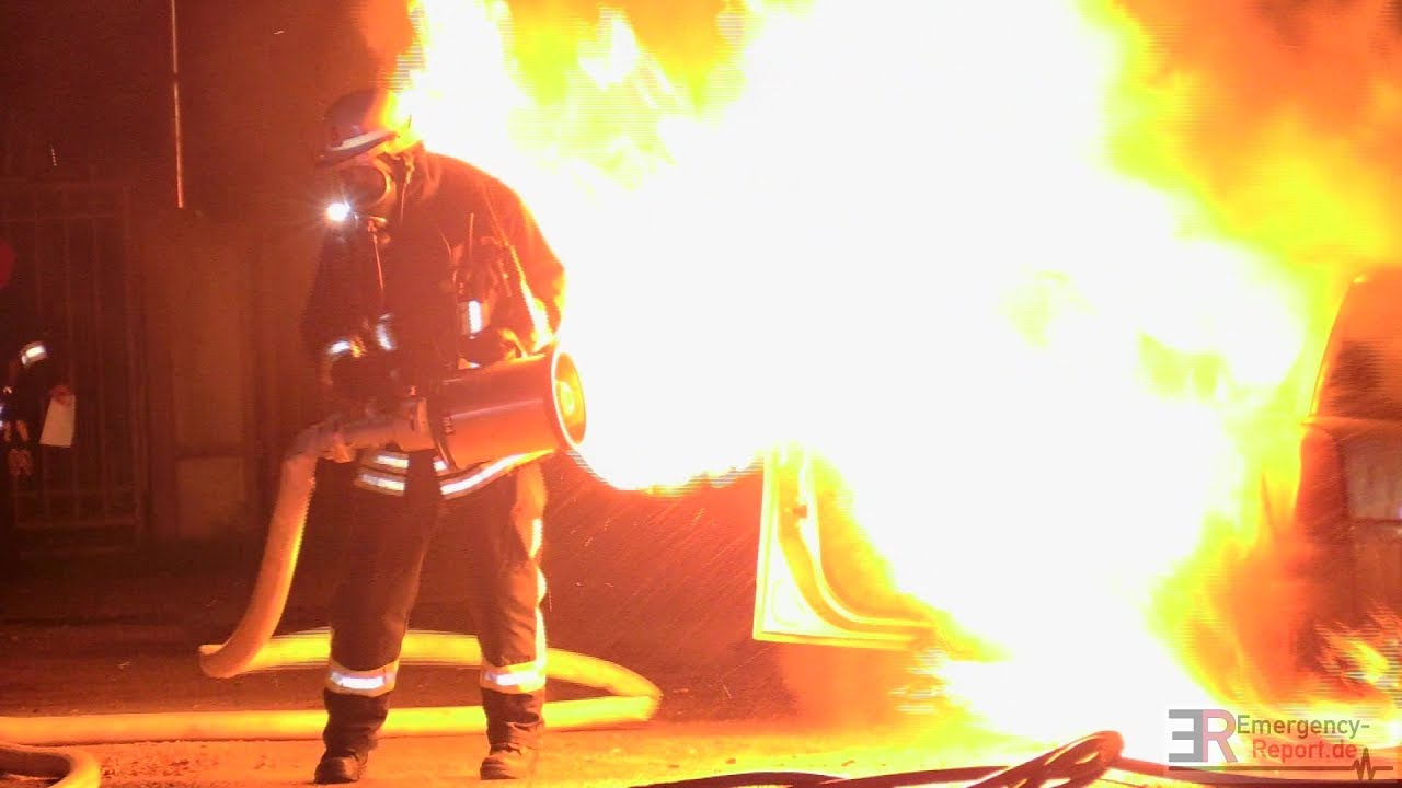 [SPEKTAKUL&Auml;RE SZENEN] - STICHFLAMMEN BEI PKW-BRAND | 2 AUTOS IM VOLLBRAND | SCHAUMANGRIFF -