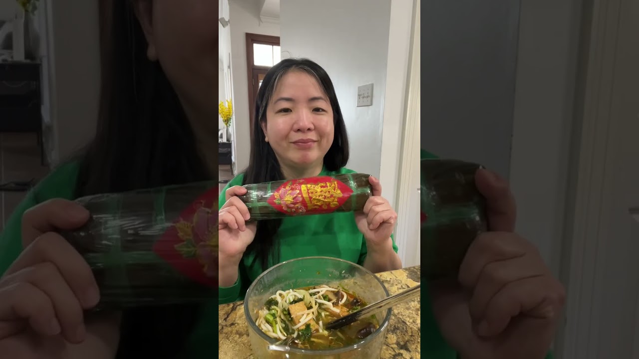 Hôm nay em đi vô chùa mua đồ ăn chai ủm hộ chùa ..món bún bò Huế chay ngon quá ,