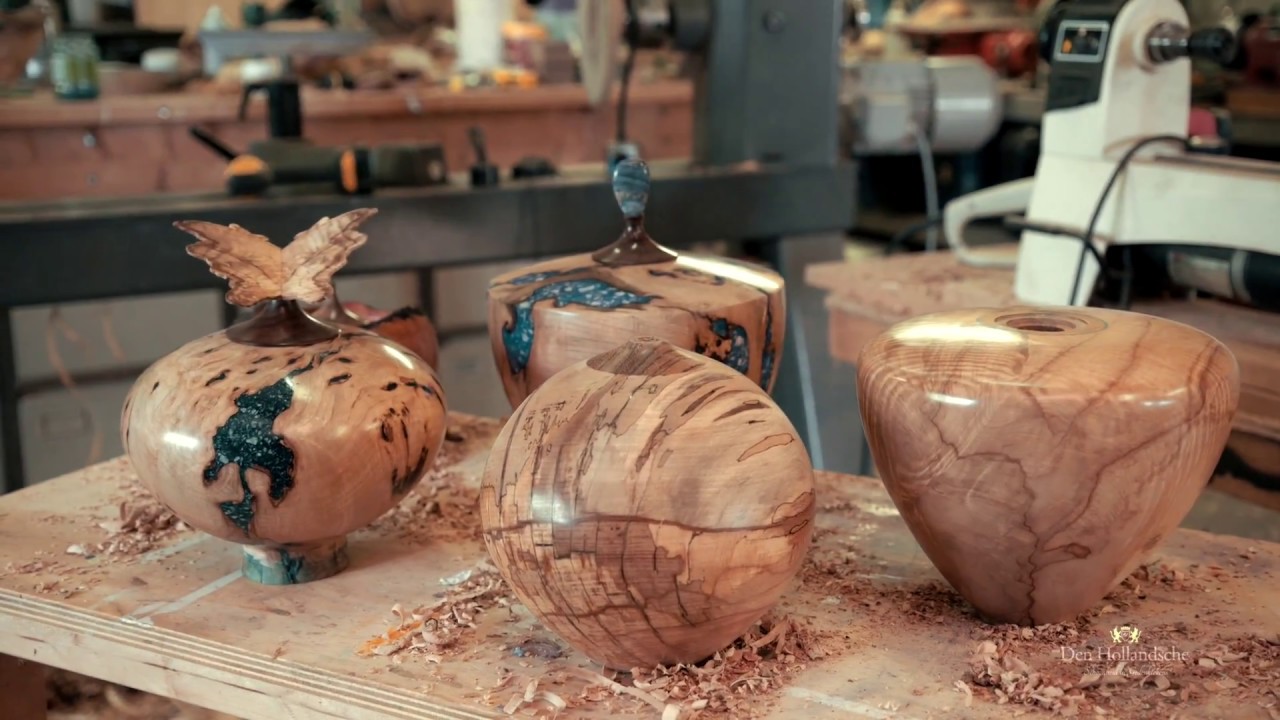 Ambachtelijk handgemaakte urnen van hout
