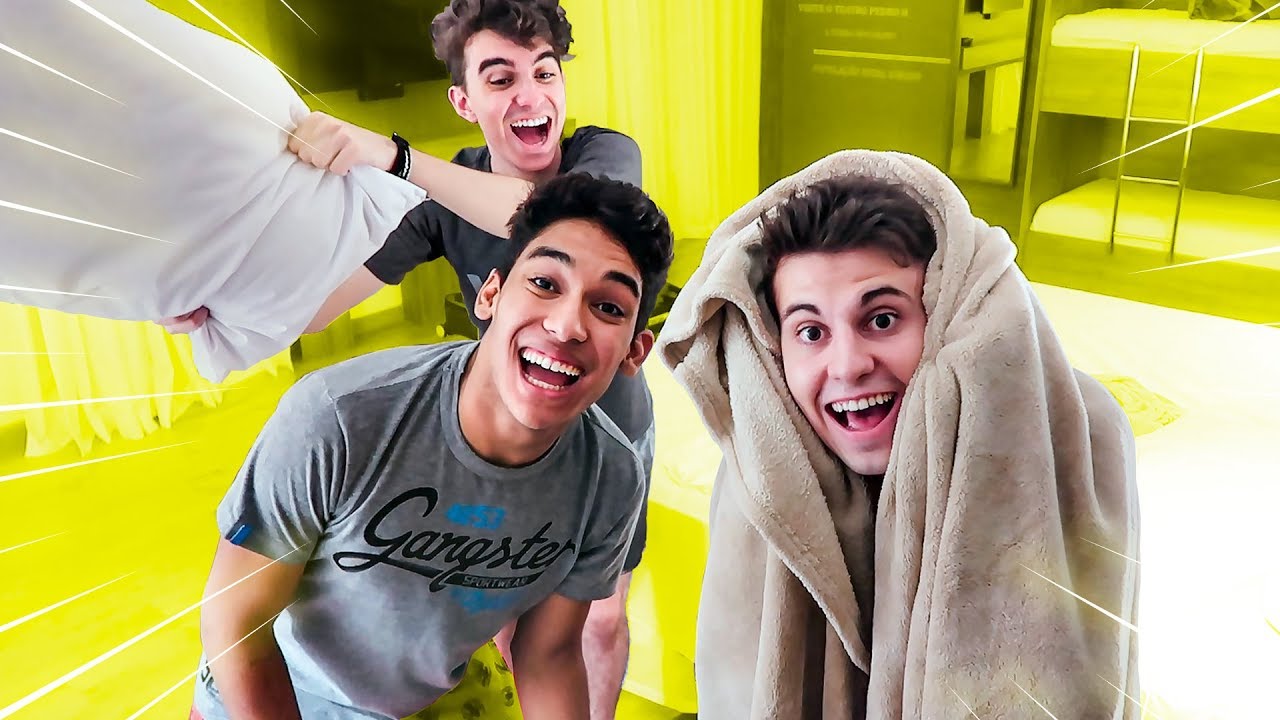 FESTA DO PIJAMA NO HOTEL !! (DEU RUIM??) ‹ AUTHENTIC ›