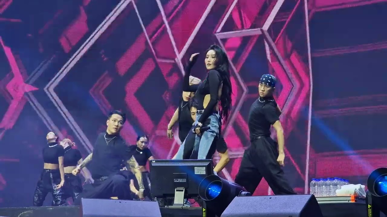 HWASA (화사) - 'Nobody Else/Maria' Live (MIK Festival Paris 2023)