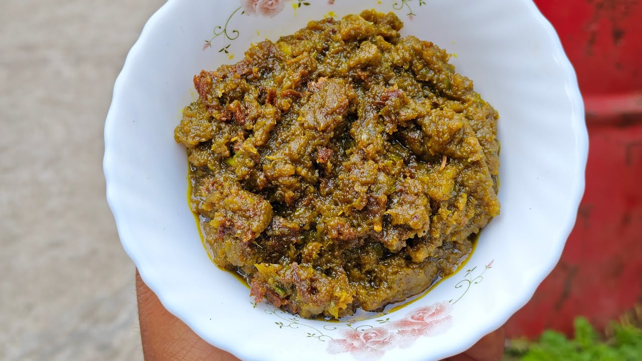 কাঁচা মরিচ দিয়ে চেপা শুঁটকির ভুনা।
