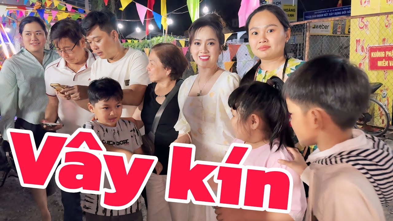 Khán giả vây Kín Hồng Loan tối 18/2 mặc dù trời đã quá khuya, Bà Nội, Bà Ngoại mừng rơi nước mắt