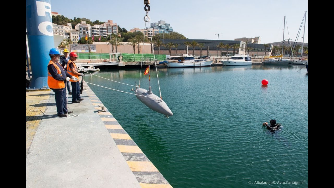 Una réplica del submarino Peral a escala 1:5 se sumerge en las aguas del puerto de Cartagena
