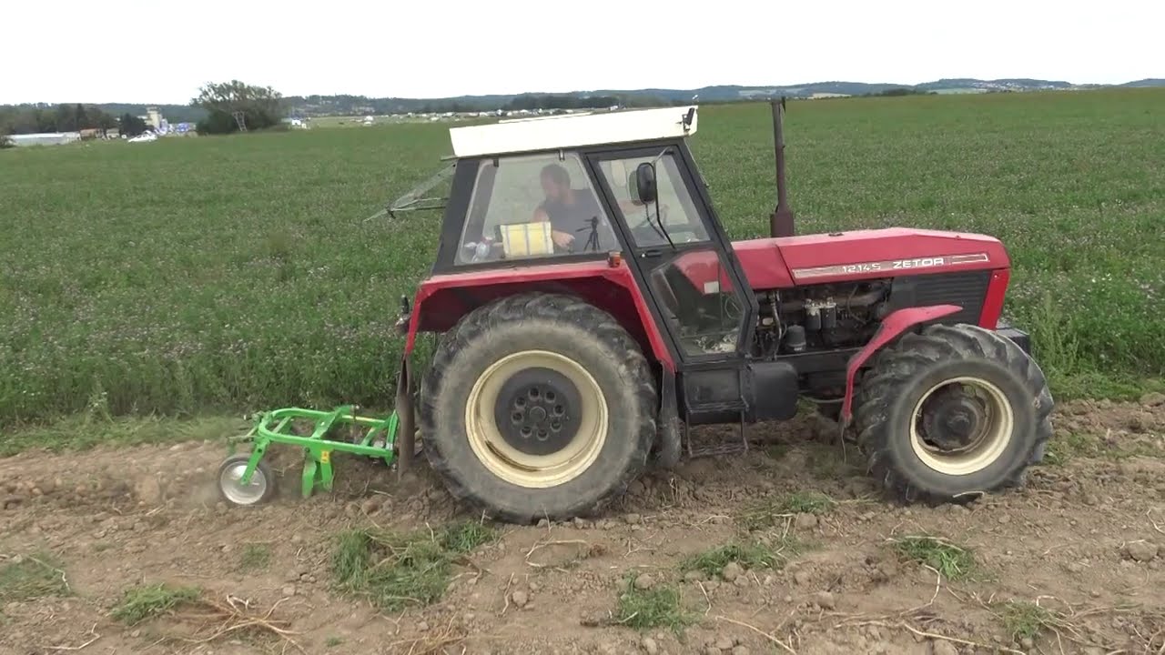 ZETOR 12145 + BOMET  -  VYORÁVÁNÍ BRAMBOR / PLOWING POTATOES.
