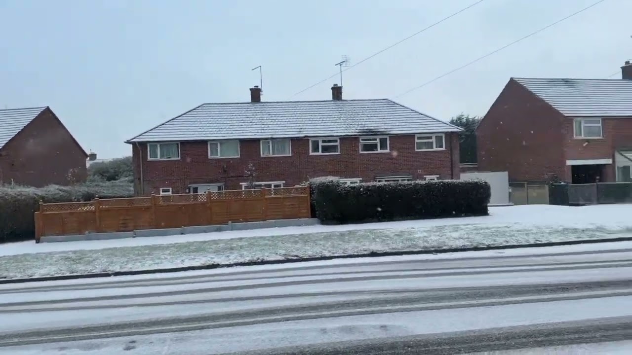Hello friends, it's snowing a lot right now. It's cold and it's fun.🇬🇧LONDON 🇬🇧￼