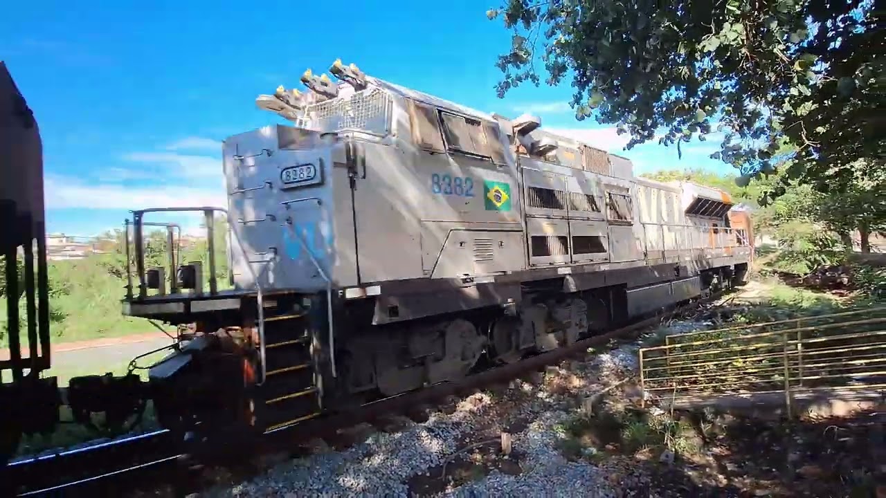 Trem graneleiro vazio diminuindo velocidade próximo ao km 793 em Itaúna MG