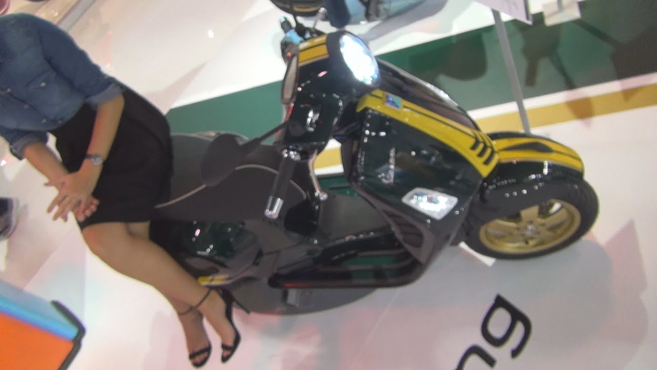 Piaggio Vespa GTS Super 300 hpe ABS ASR Racing Sixties Verde (2020) Exterior and Interior