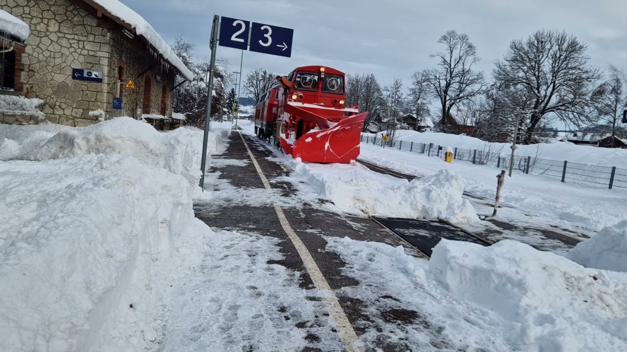 218 224 kommt mit nem Schneepflug auf die auserfernbahn
