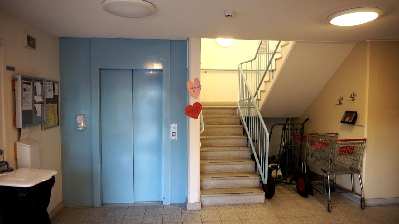 1994 DEVE Schindler holeless hydraulic elevator @ Centralgatan 10, Iggesund, Sweden