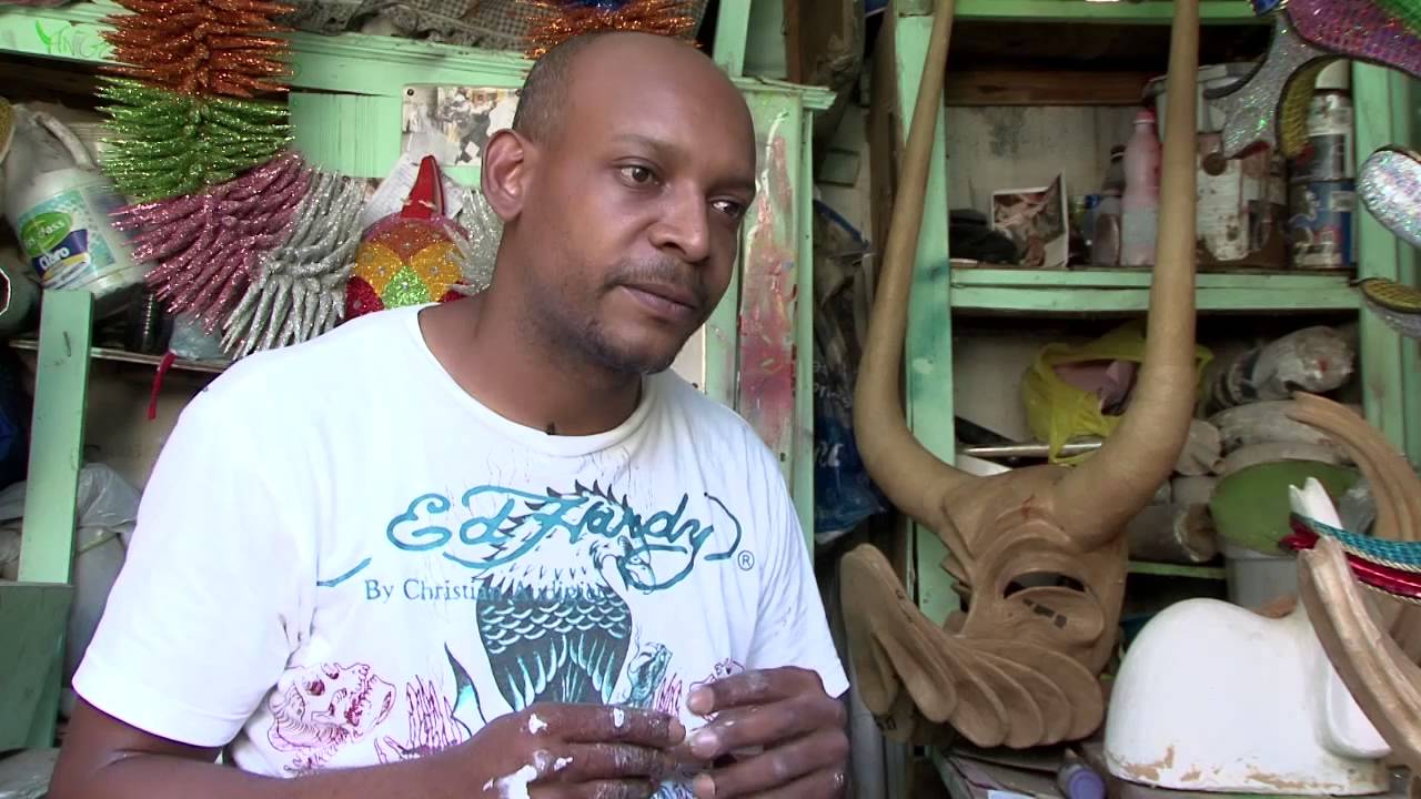 Centro León. Ángelo Cabrera artesano caretas carnaval