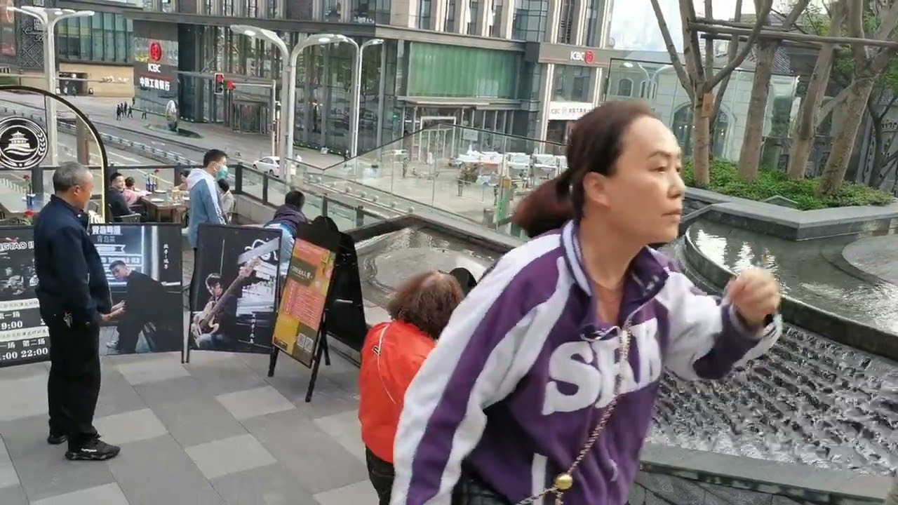 重庆弹子石老街层层叠叠仿佛下不到尽头，山城的旅游更加有迷惑性