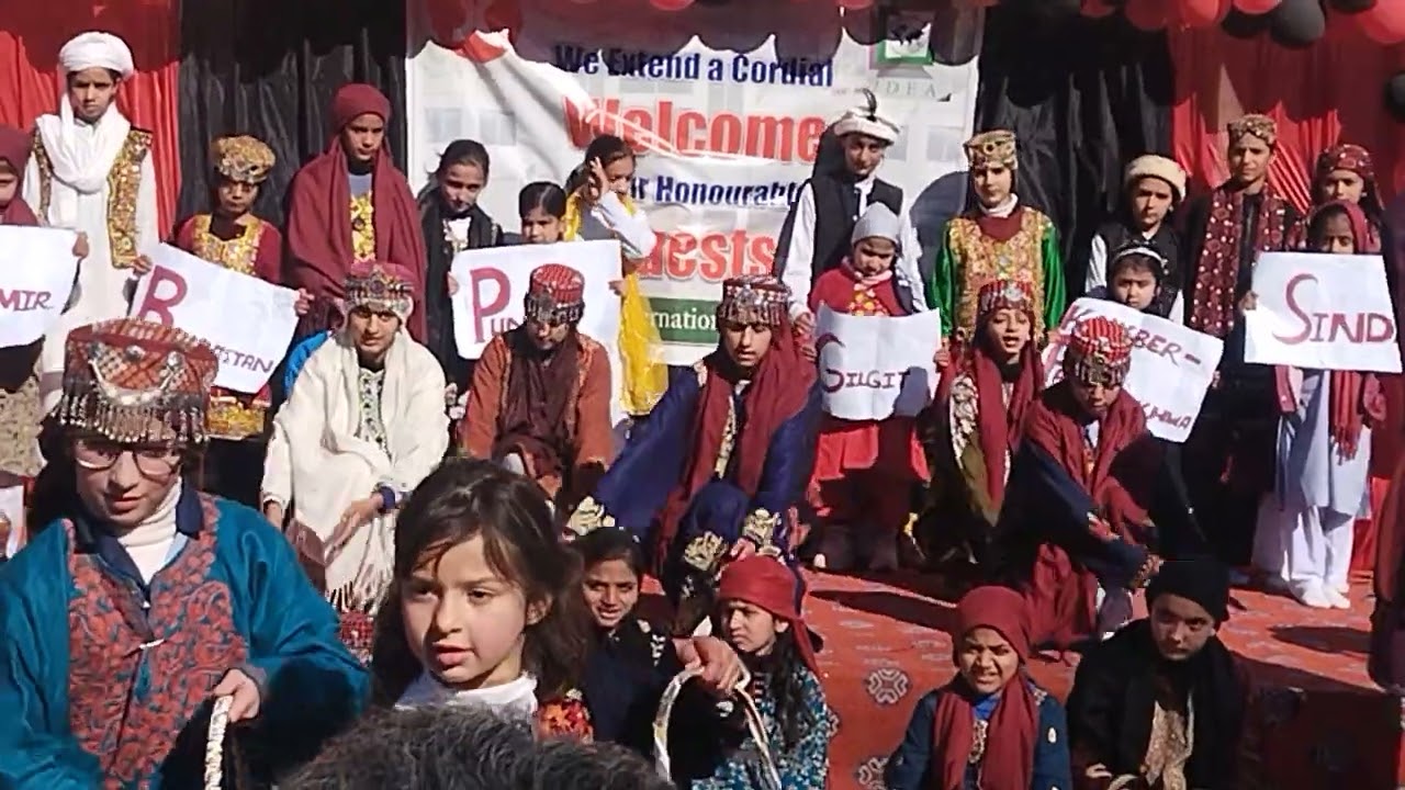 Students perform on MN di moj Wich hansra#kashmirisong#kashmiriculture 