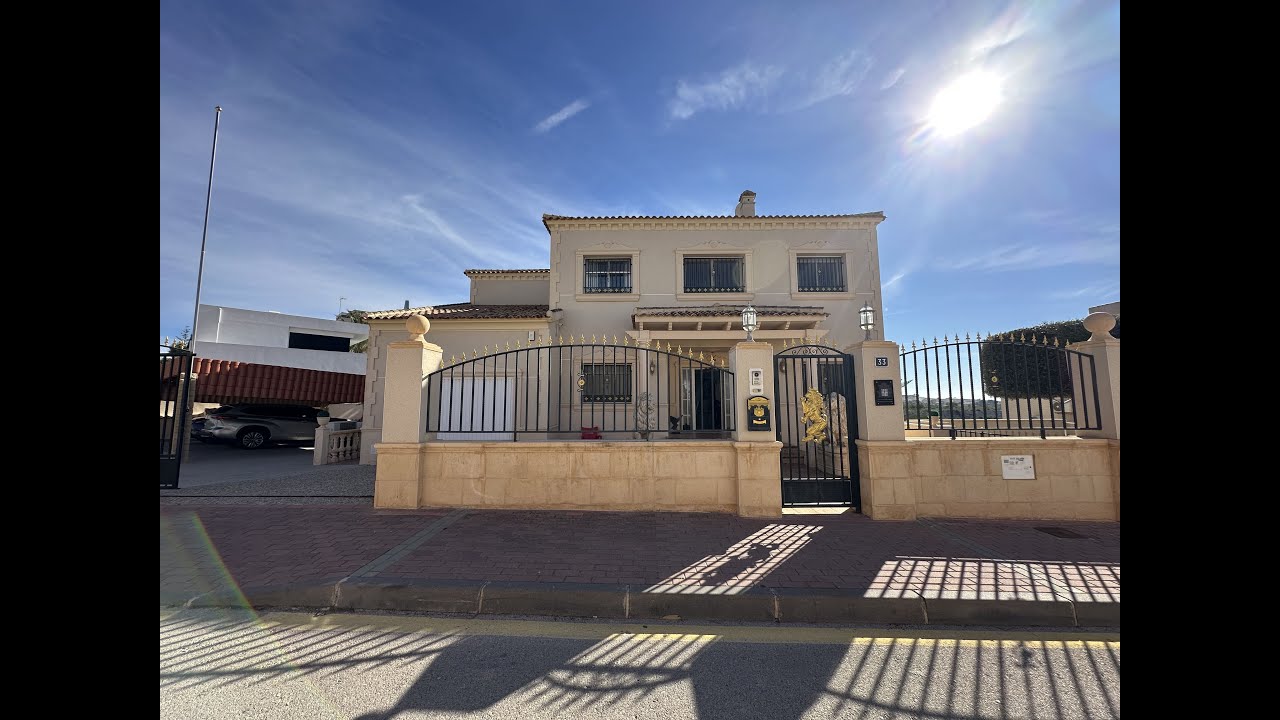 STTUNNING LUXURY VILLA WITH PRIVATE POLL AND GUEST APPARTMENT IN LA MARINA Urb.
