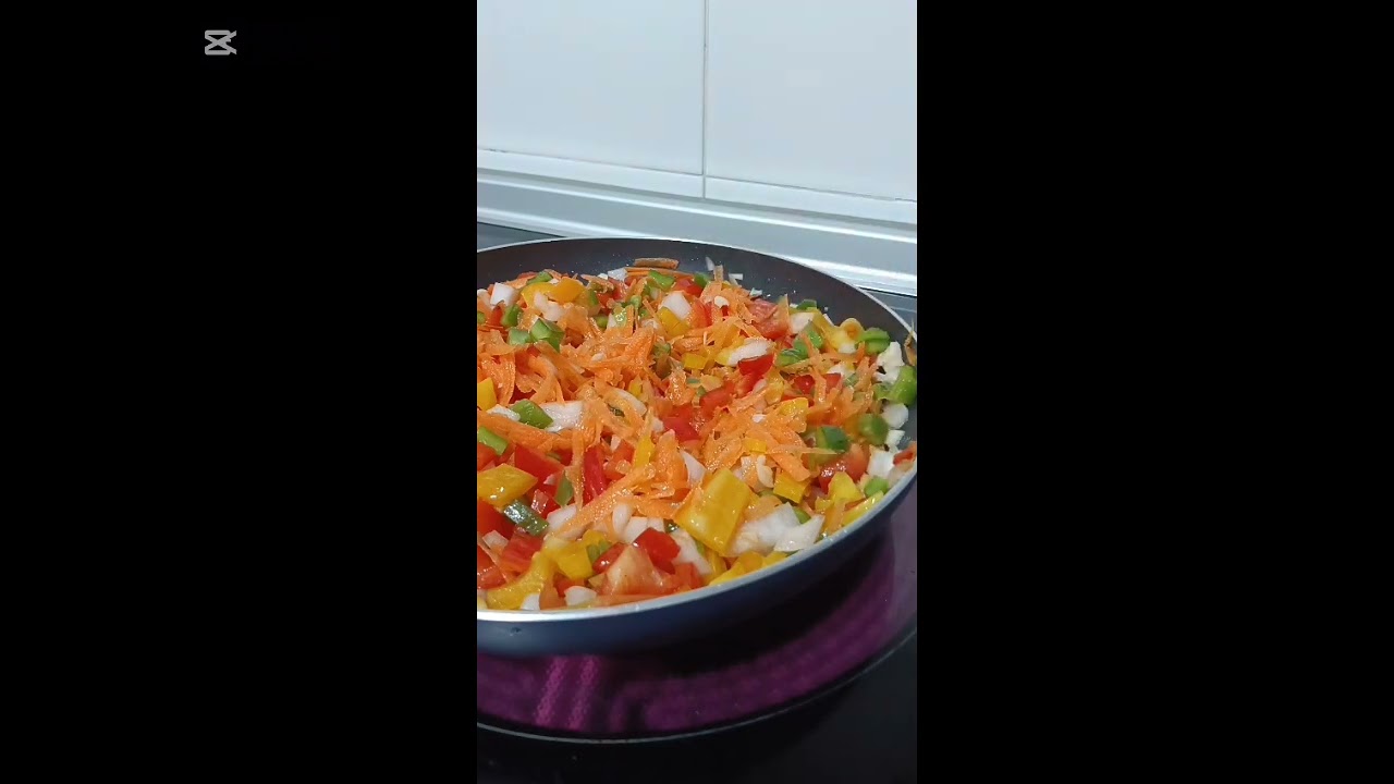 Receta marroquí 🇲🇦 echa en casa marroquí  briwat y cigar echo de pollo y de acompañado de verduras😋 
