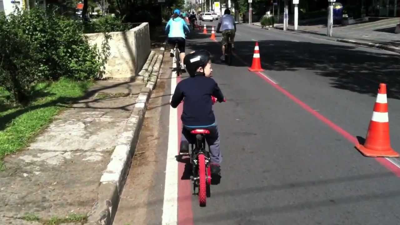 Familia reunida e pedalando na ciclofaixa de S&atilde;o Paulo