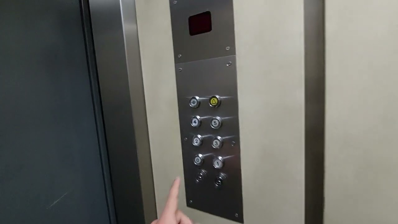 Another 1992 Montoy lift in a 5 story building in Reus