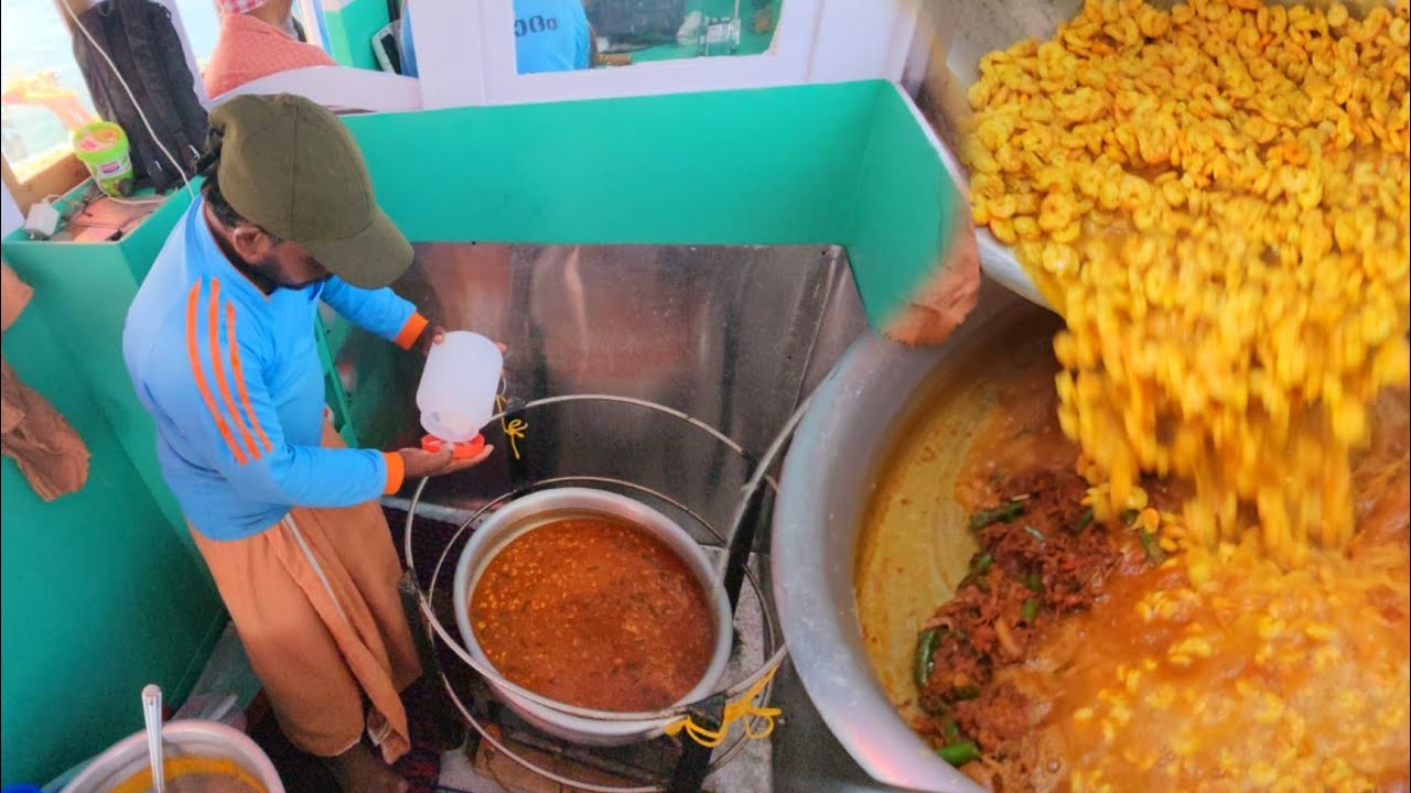 ஆழ் கடலில் இறால் குழம்பு செய்து 50 பேரும் ஒரு புடி 🤤🤤 people made a deep sea shrimp broth and a pudi