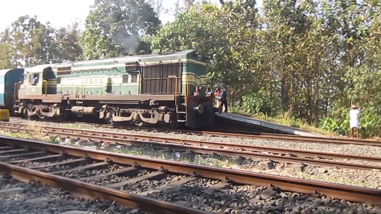 Diesel AlCo Nostalgia Series: GOC WDM2 departs with Mangalore bound Passenger from Kumbla