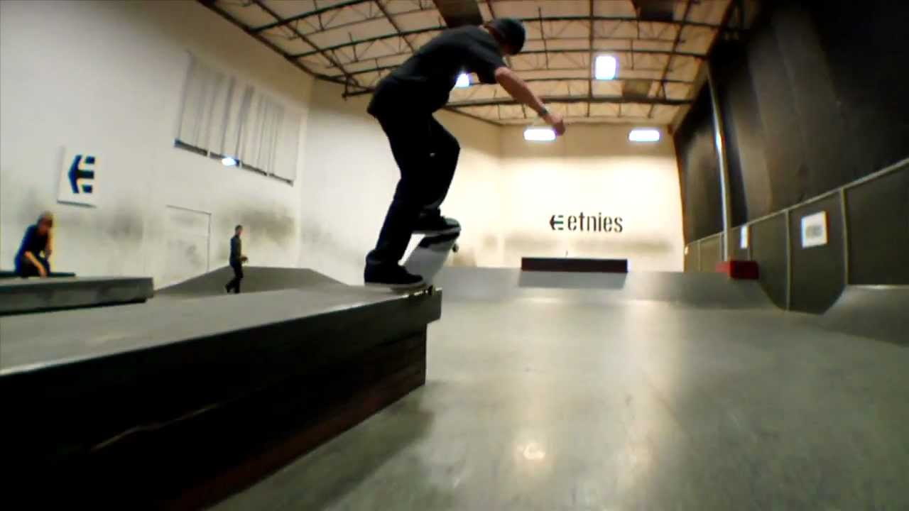 32 Seconds - Hobush Skating the Etnies TF