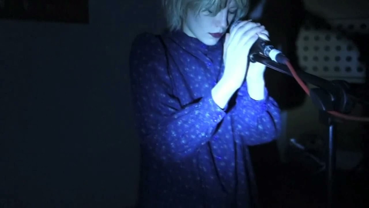 Crystal Castles - Kept (Waltz piano)