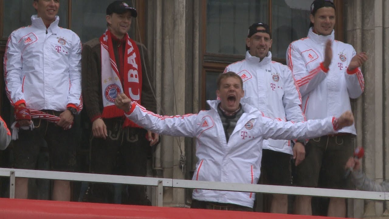 FC Bayern München: Die Triple-Feier der Super-Bayern - Bustour und Rathausbalkon (02.06.13)