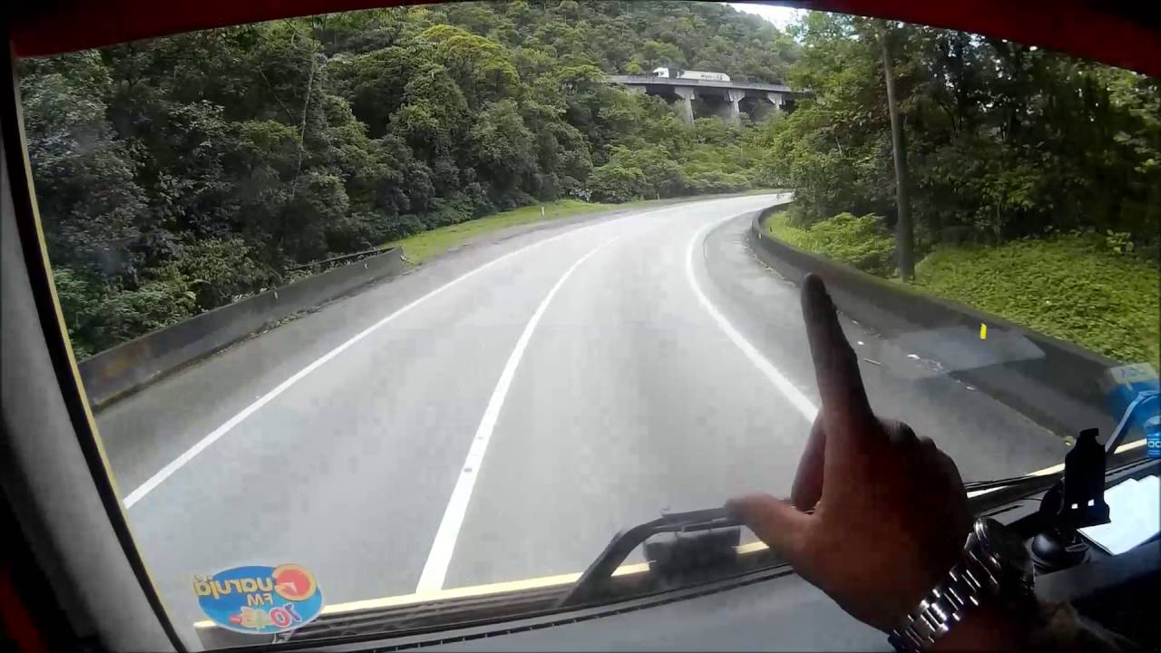 C&acirc;mera na testa descendo serra
