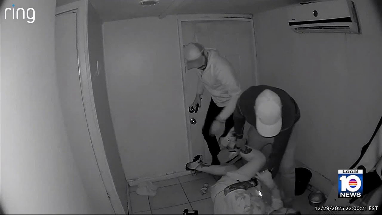 На видео видно, как подозреваемые удерживают жертву пластиковыми стяжками во время ограбления дом...