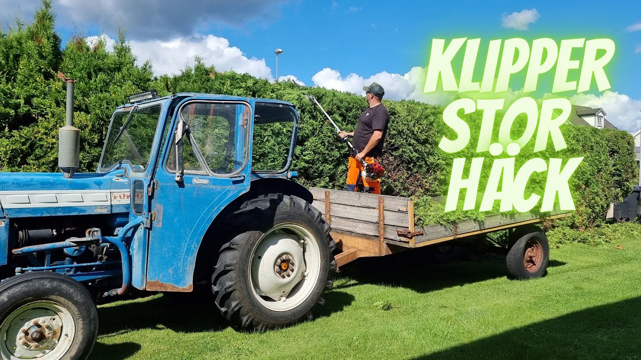 Klipper stor häck med hjälp av traktor