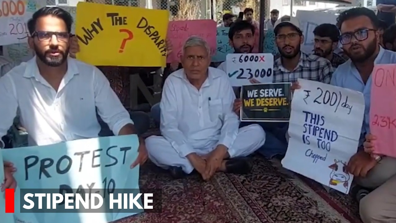 MLA Nizamudin Bhat Joins Protest By Veterinary Interns, Supports Stipend Hike Demand