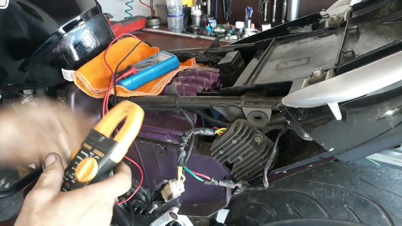 Moto sem gerar , vazando gasolina ( NX 400 FALCON )