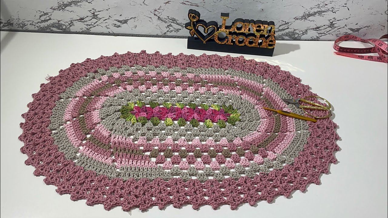 TAPETE CRIS / tapete espiral com base de florzinha e bico de leque