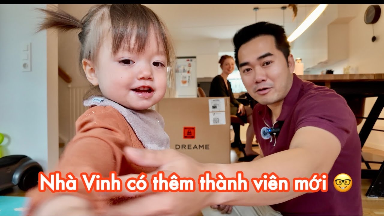 Cả nhà đón thành viên mới – và phản ứng của mọi người làm Vinh DK bật cười!