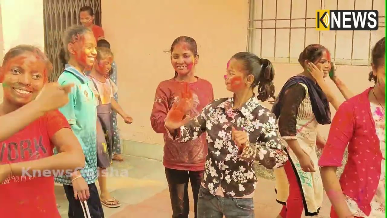 ବରଗଡ଼ ସହର ସ୍ଥିତ ବାପୁଜୀ ସ୍ବତନ୍ତ୍ର ବିଦ୍ୟାଳୟ ଠାରେ ଆୟୋଜିତ ହୋଲି ପର୍ବ