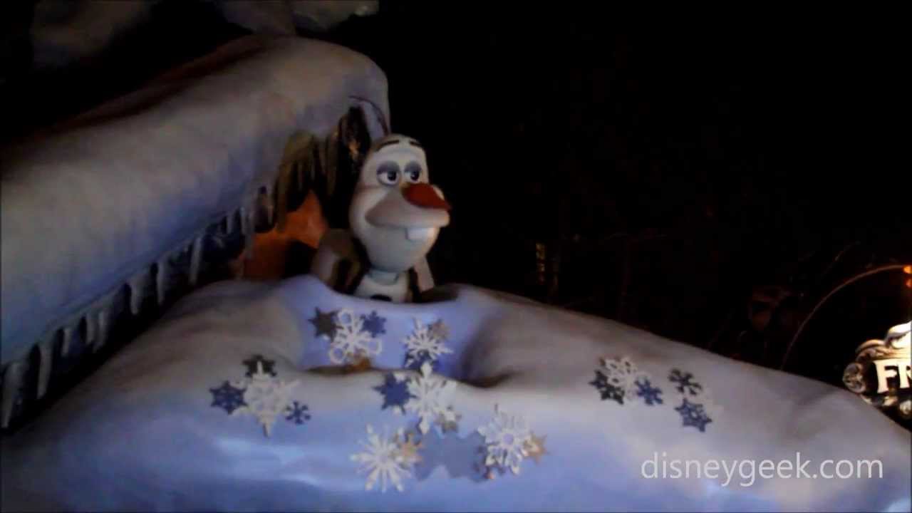 Disneyland: Olaf sleeping above the entrance to the Frozen Royal Reception in Fantasyland