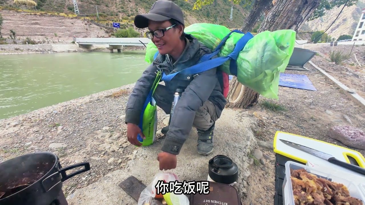 徒步大神晚上睡觉不用帐篷？左贡县野温泉旁休整，做点牦牛肉酱