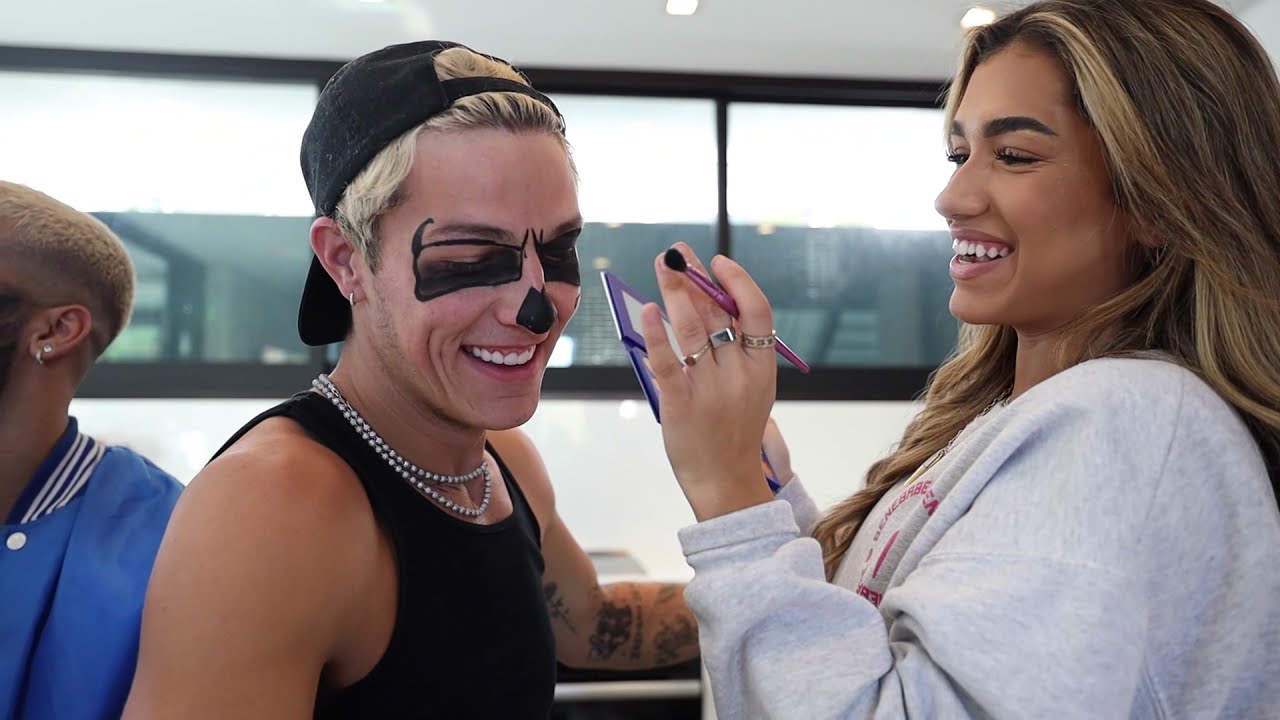 DOING NATE AND TAYLERS MAKEUP...