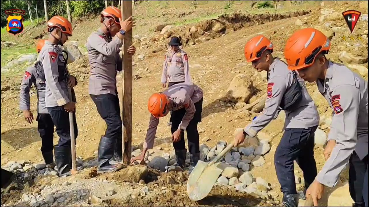 Satbrimob Polda Sumbar buat jembatan darurat di Palembayan untuk masyarakat yang terdampak bencana