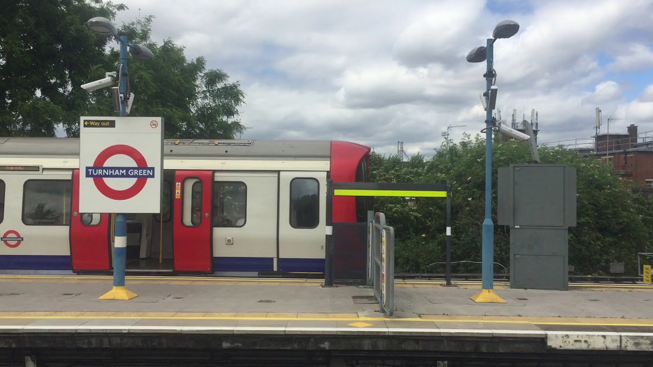 London Undergrounds Trains at Turnham Green 2018