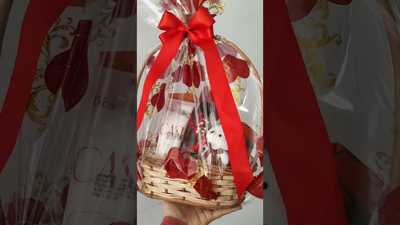 Cesta para presentear com produtos Natura Ekos.